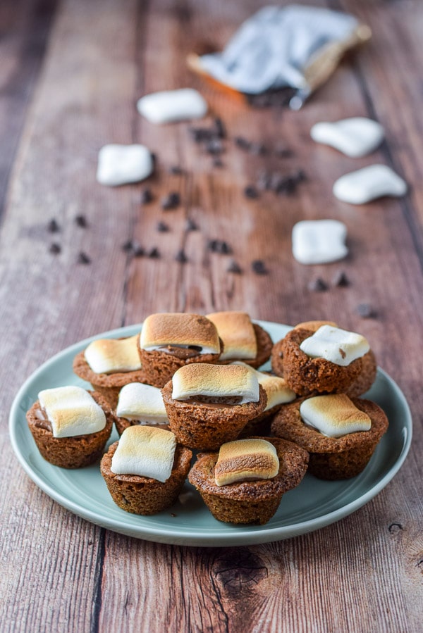 Another view of the green plate filled with the marshmallow, nutella cookies