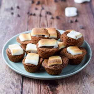 A green plate filled with the marshmallow, nutella cookies - square