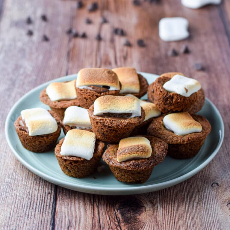 A green plate filled with the marshmallow, nutella cookies - square